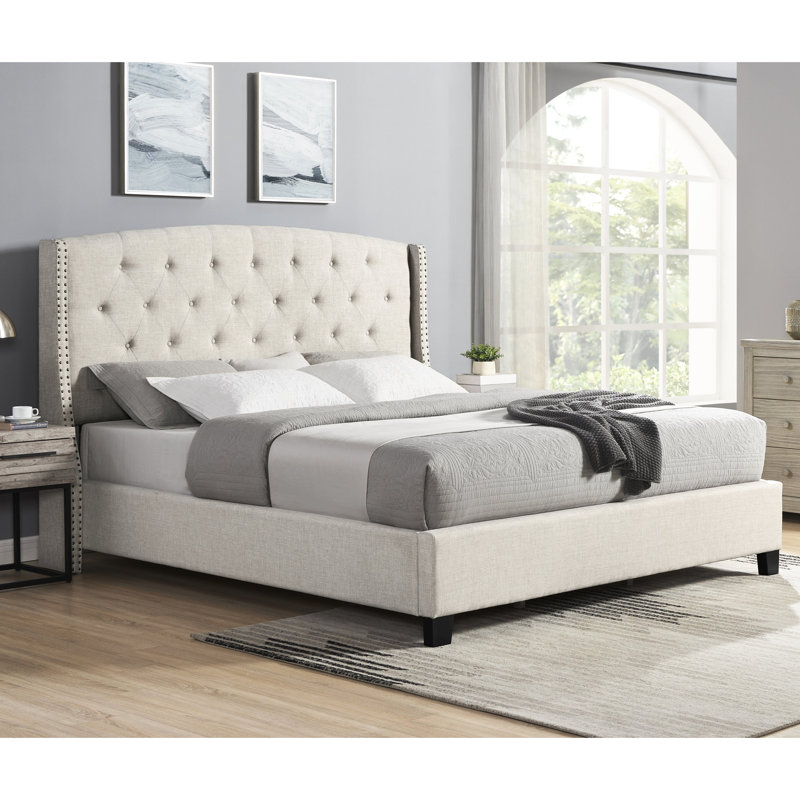 Grand lit beige tapissier à boutons - Chambre de luxe confortable avec ornement capitonné et tête de lit, caractéristique élégante