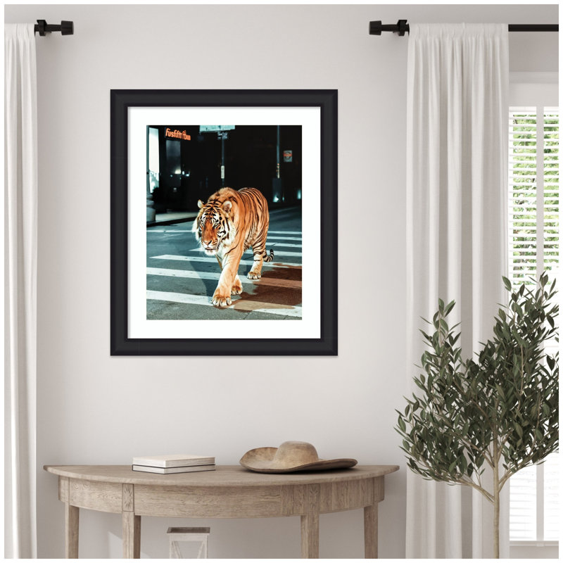 «Tiger in the City at Night 2» par Michael Schauer, reproduction d'art encadrée, H 27 po x l 23 po