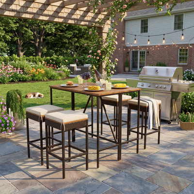 Ensemble de 5 chaises de bar pliables à hauteur de patio, table en rotin PE en bois d'acacia avec 4 tabourets rembourrés, meubles de bistro Garden High