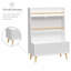 Meuble de rangement blanc multifonctionnel pour enfants, servant à de multiples usages : bibliothèque, présentoir à magazines et rangement pour jouets.