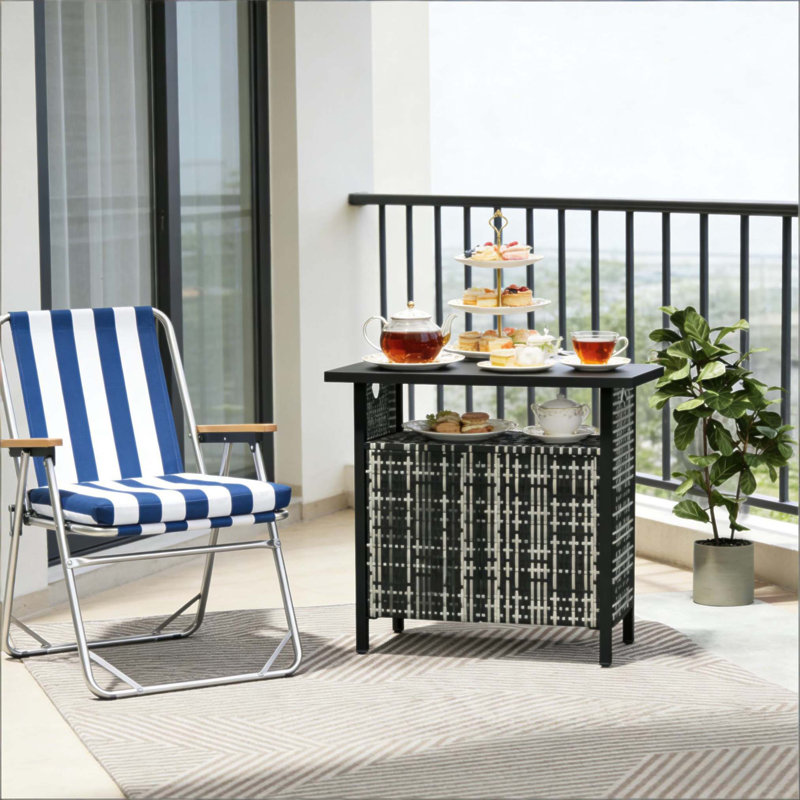Table de bar d'extérieur polyvalente avec rangement intégré pour les serviettes, parfaite pour le patio et la piscine.