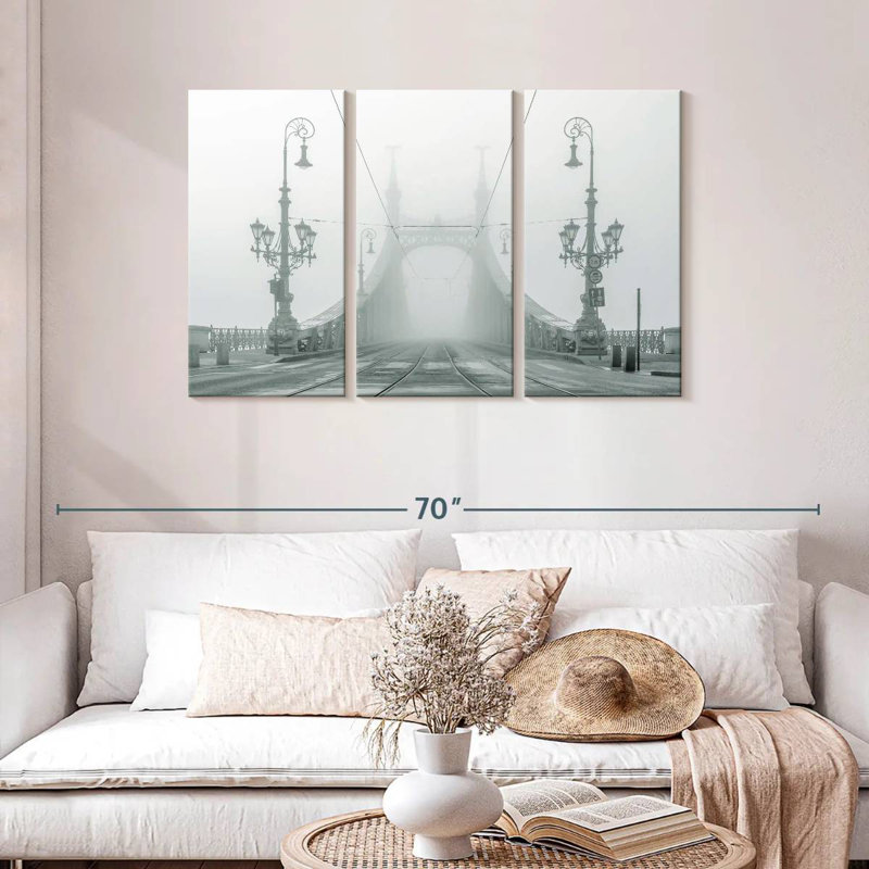 Lilie Foggy Liberty Bridge, H 28 po x l 45 po