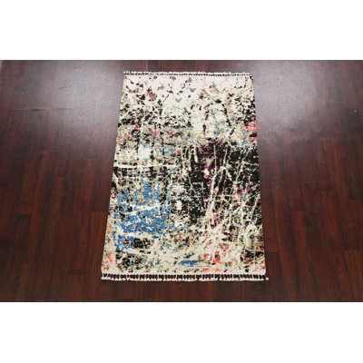 Tapis rectangulaire ivoire / noir / bleu / corail noué à la main 4 pi 1 po x 6 pi 1 po