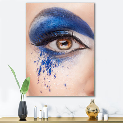 Gros plan sur un œil avec un maquillage bleu fantaisie - Photographie sur toile