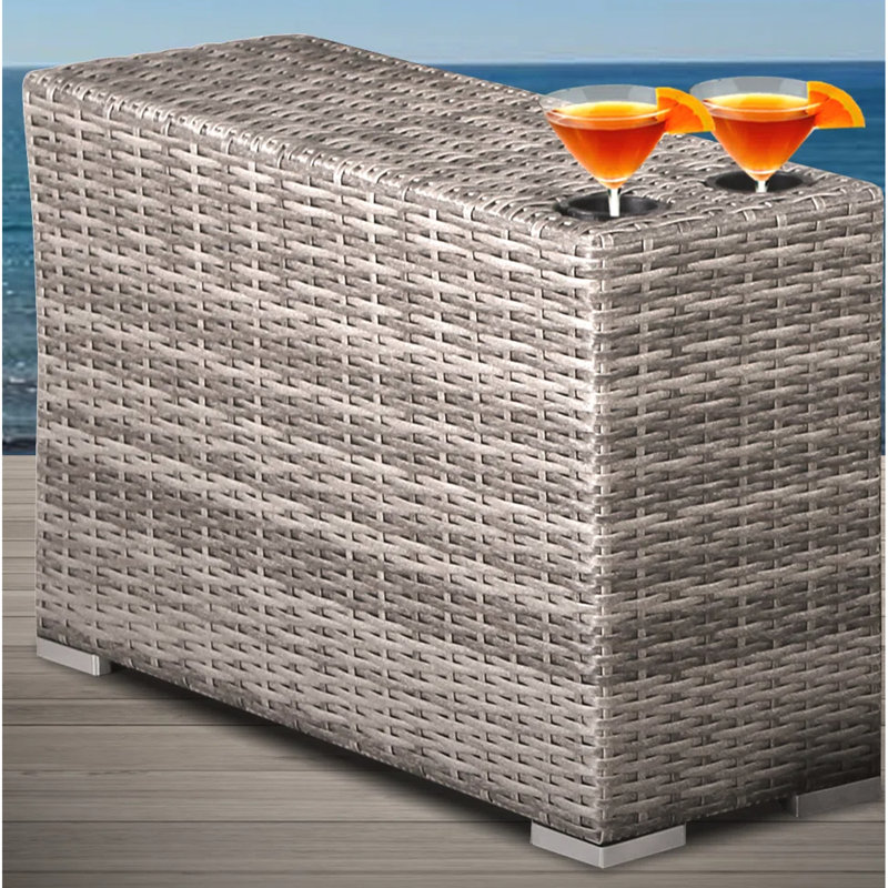 Table d'appoint d'extérieur - Structure entièrement assemblée qui rehausse la surface de la piscine et complète les matériaux bruns du patio