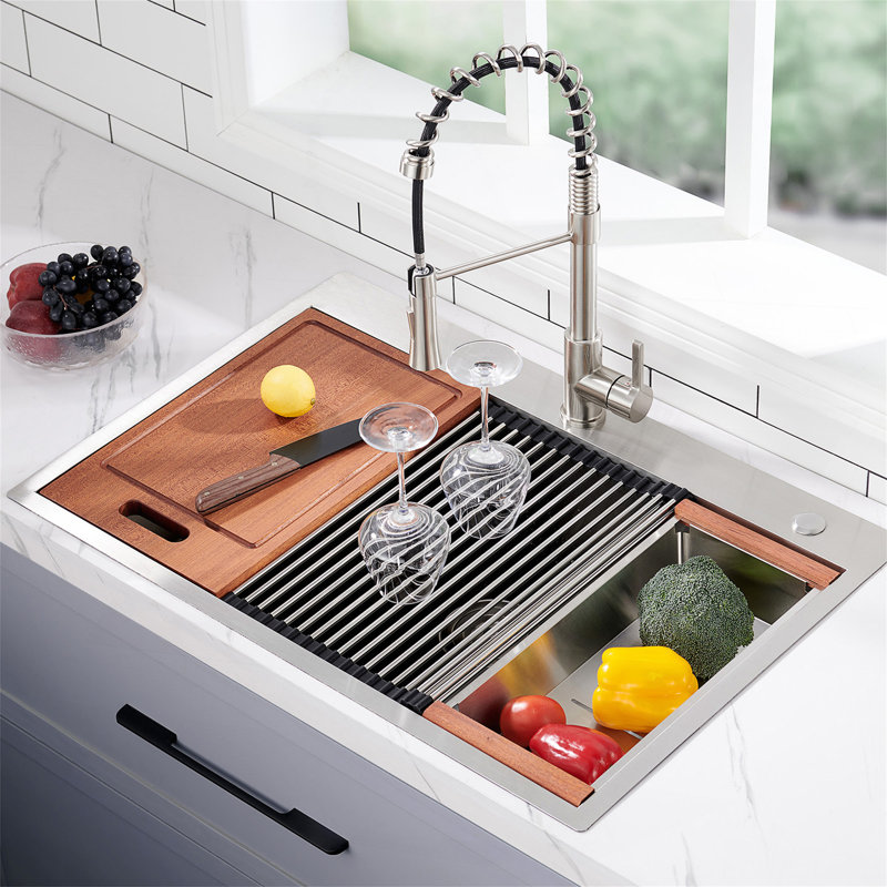 Évier de poste de travail encastré en acier inoxydable 28 x 22 avec coins arrondis et accessoires multifonctionnels pour une préparation de cuisine efficace.