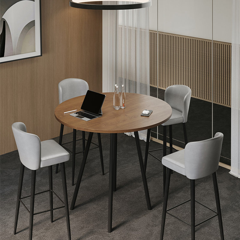 Une petite table de conférence ronde peut accueillir quatre personnes., 40.55" H x27.56" W x27.56" D