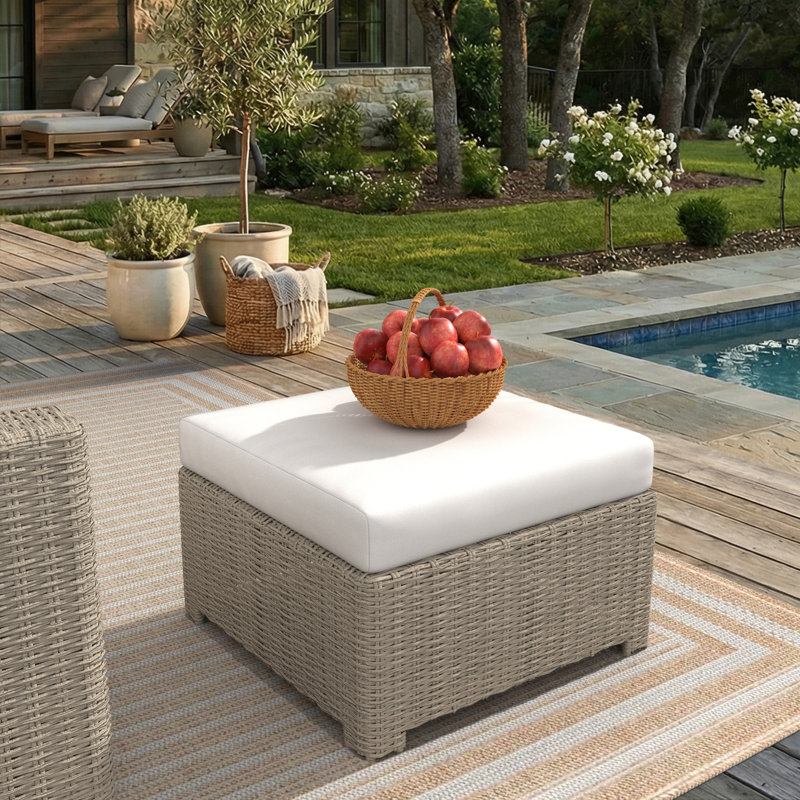 Pouf d'extérieur Henri en résine tressée résistante aux intempéries avec coussin Sunbrella, Sunbrella® Mira Bluebell