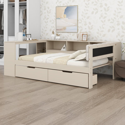Un lit plateforme avec station de recharge, tablettes de rangement, tiroirs et tête de lit structure une chambre bien rangée