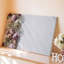 Toile, un arrangement délicat de fleurs séchées assorties avec des roses douces, art mural blanc et vert subtil, cascade gracieuse-89124340