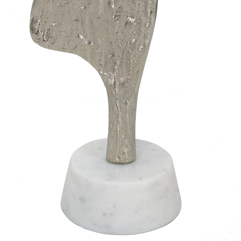Figurine humaine abstraite en aluminium 3 x 2,5 x 11 po sur support en marbre, argent / blanc