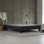 Lit simple avec housse en tissu d'ameublement gris foncé, lit plateforme contemporain en bois, base solide