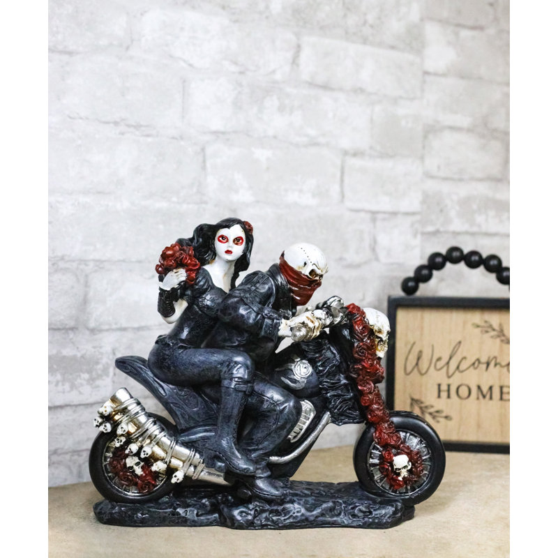 Figurine de motard squelette gothique sur des roses rouges
