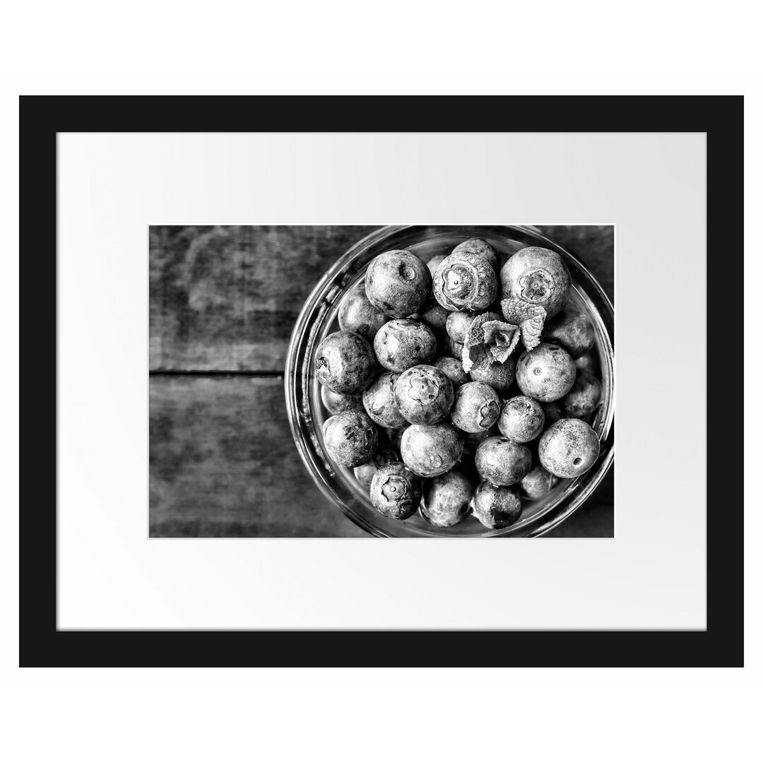 Gerahmtes Poster Glas mit frischen Blaubeeren