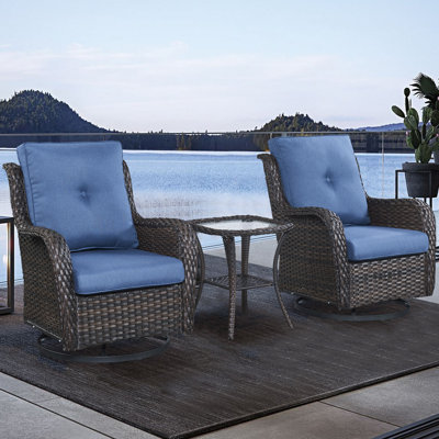 Chaises pivotantes d'extérieur en rotin d'osier avec table d'appoint (ensemble de 3)