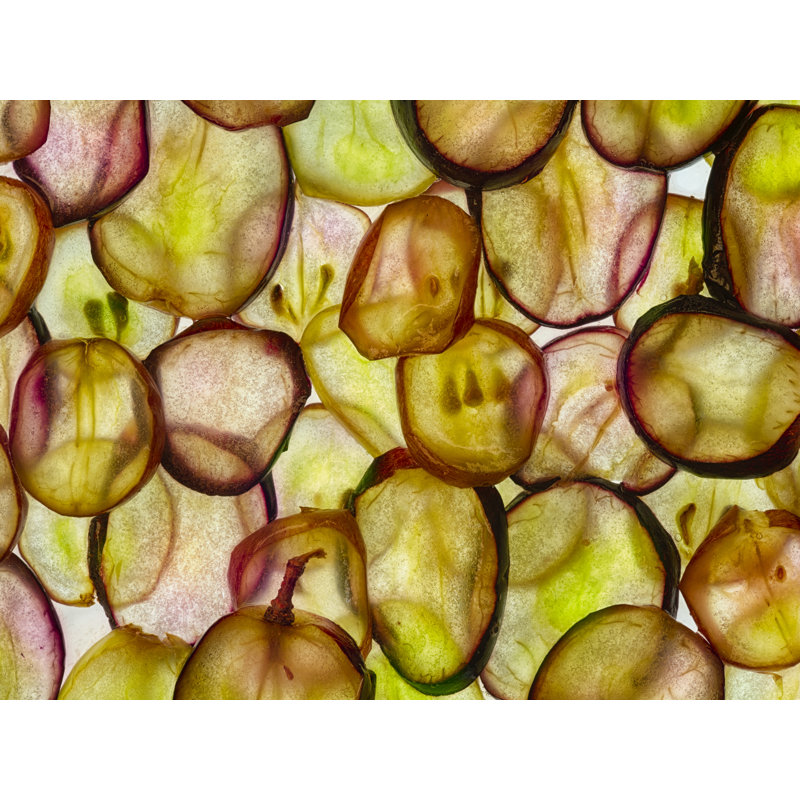 Grape Slices par Harold Davis - photographie, Papier avec cadre noir, H 25,25 po x l 31,25 po