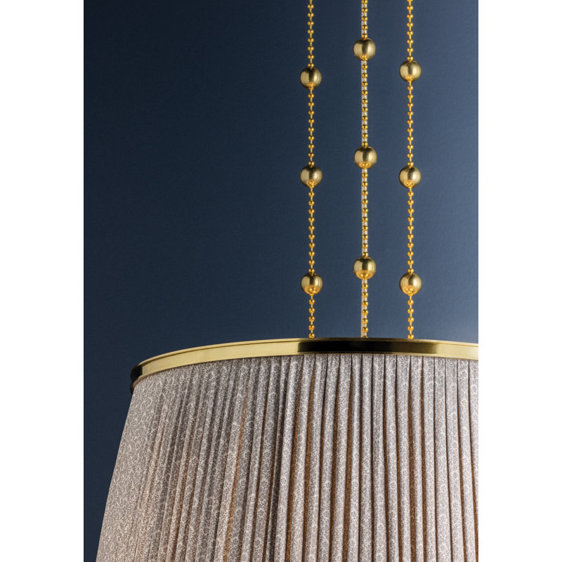 Valeria Pendant, 28, 3