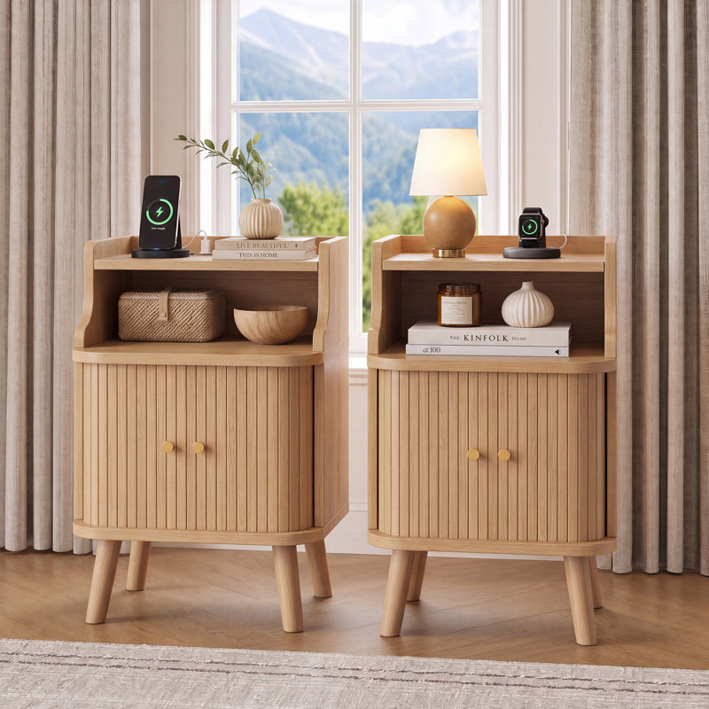 Table de chevet cannelée de style moderne du milieu du siècle avec station de recharge, table de chevet en chêne avec porte coulissante à tambour et étagère ouverte, meuble de rangement de 68,5 cm de haut pour chambre ou salon