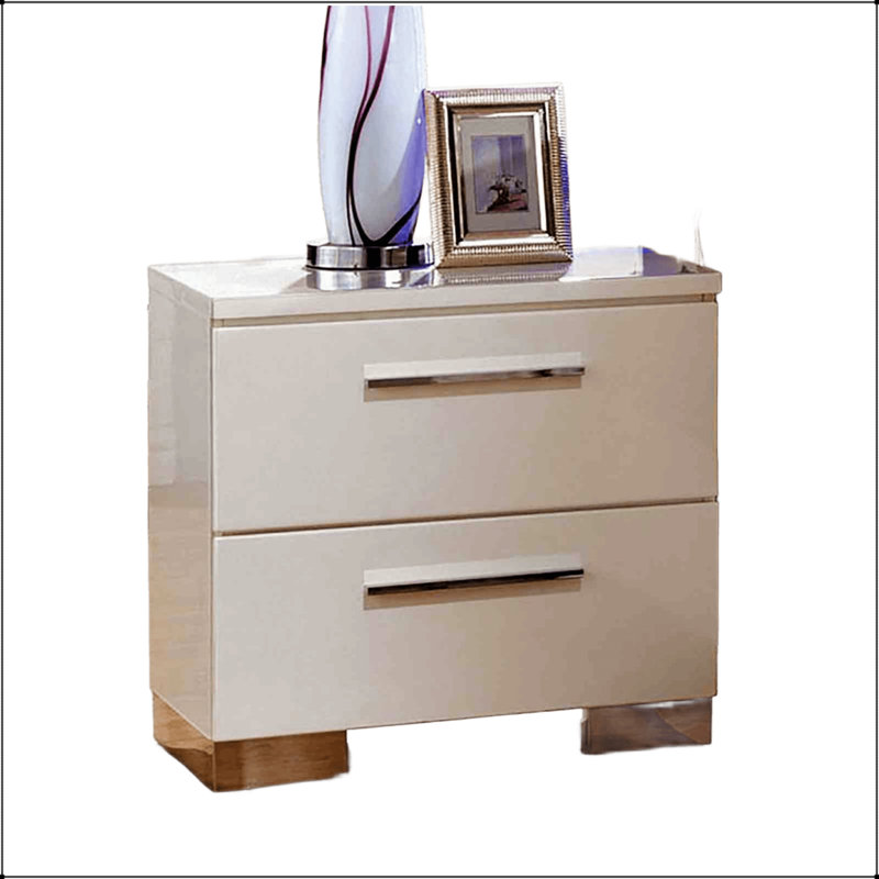 Table de chevet de style contemporain avec tiroirs en queue d'aronde anglaise, revêtement laqué, poignées et pieds chromés, finition brillante pour les chambres à coucher modernes