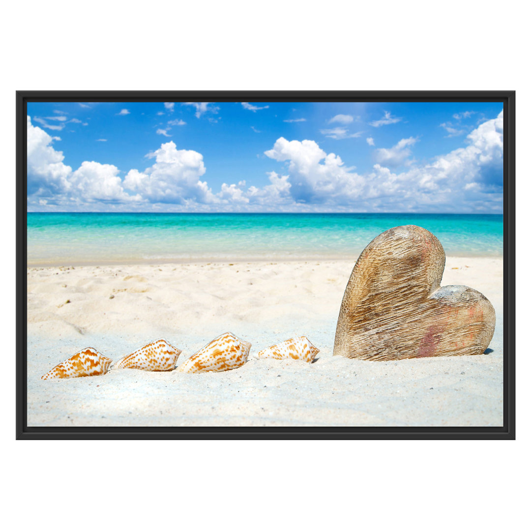 Gerahmtes Wandbild Sandstrand mit Muscheln