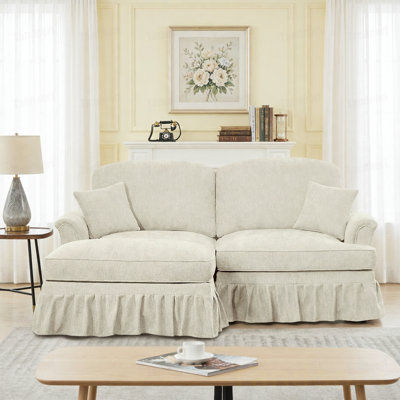 Grand canapé modulaire en forme de L à deux places avec accoudoirs évasés et volants amovibles, jupes plissées et pieds fuselés, canapé-lit en chenille confortable avec repose-pieds mobile