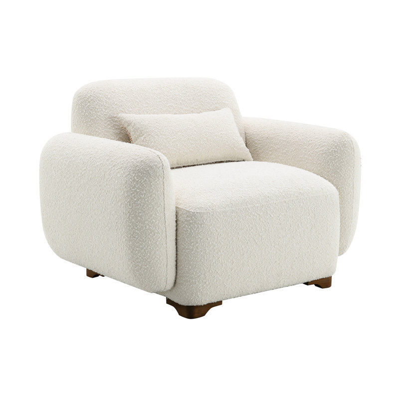 Chaise moelleuse douce en tissu beige avec base et coussin décoratif en bois avec coussins décoratifs