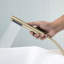 Robinet de baignoire à fixation au sol en or brossé - Robinet de baignoire autoportant avec douche à main et débit de conception tendance dans un processus de fabrication avancé-120883144