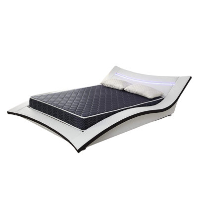Matelas en mousse haute densité imperméable de 6 pouces avec tissu respirant matelassé à losanges bleu marine. La courtepointe assure à la fois style et circulation d'air pour un sommeil frais.