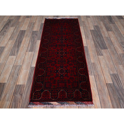 Rouge carmin de 1 pi 10 po x 5 pi, Khamyab afghan avec motif géométrique, laine douce et veloutée nouée à la main, teintures végétales, tapis court et étroit, tapis oriental
