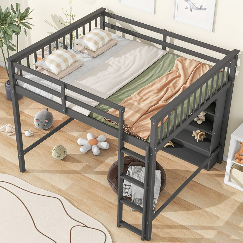 Lit mezzanine avec 8 tablettes de rangement ouvertes et échelle intégrée