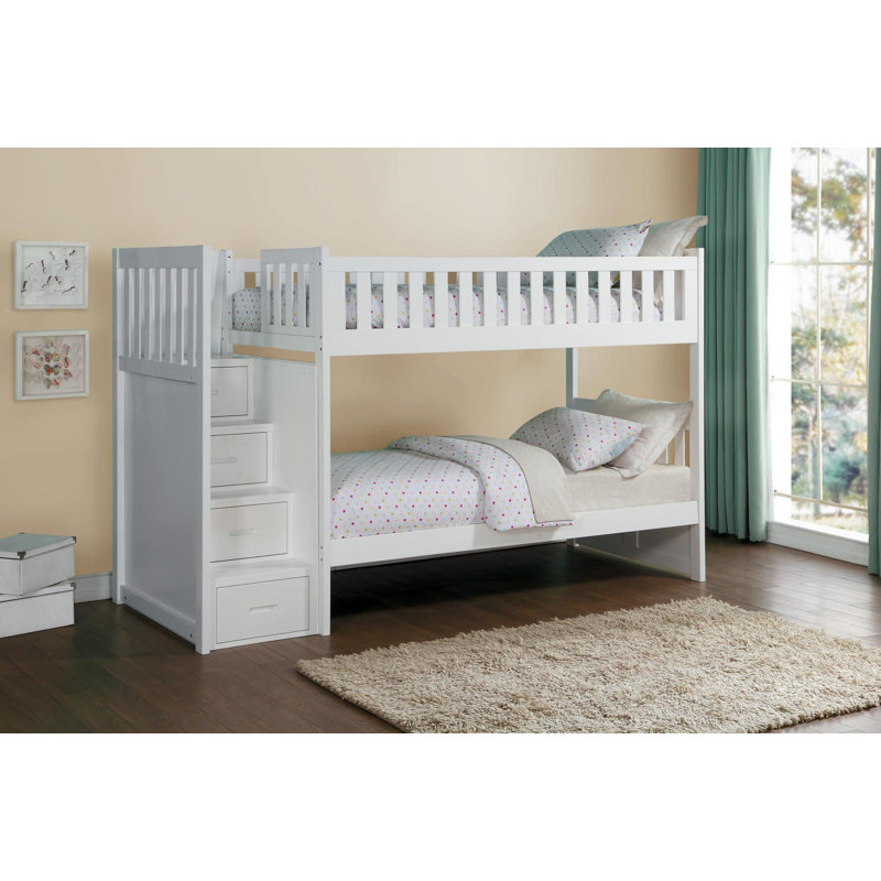 Ensemble de chambre avec rangement et marches d'escalier
