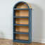 Ensemble de bibliothèque autoportante à 5 niveaux, présentoir de rangement ouvert, conception à plateau arqué, maison de campagne moderne, salon-123501153