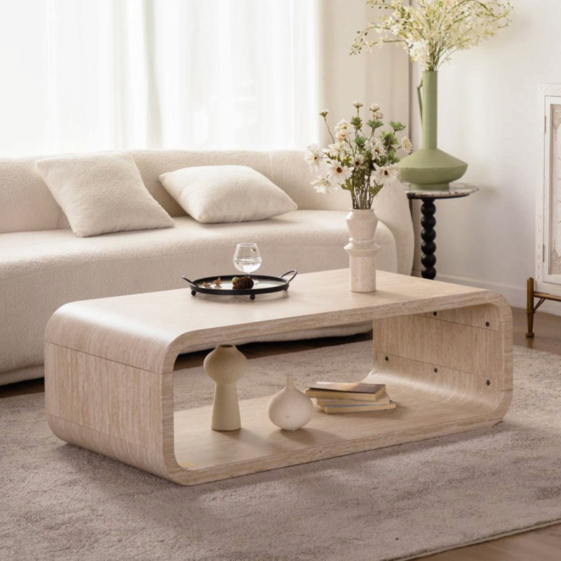 Table basse moderne en bois clair incurvé moderne avec cadre ouvert et rangement ouvert pour les salons contemporains