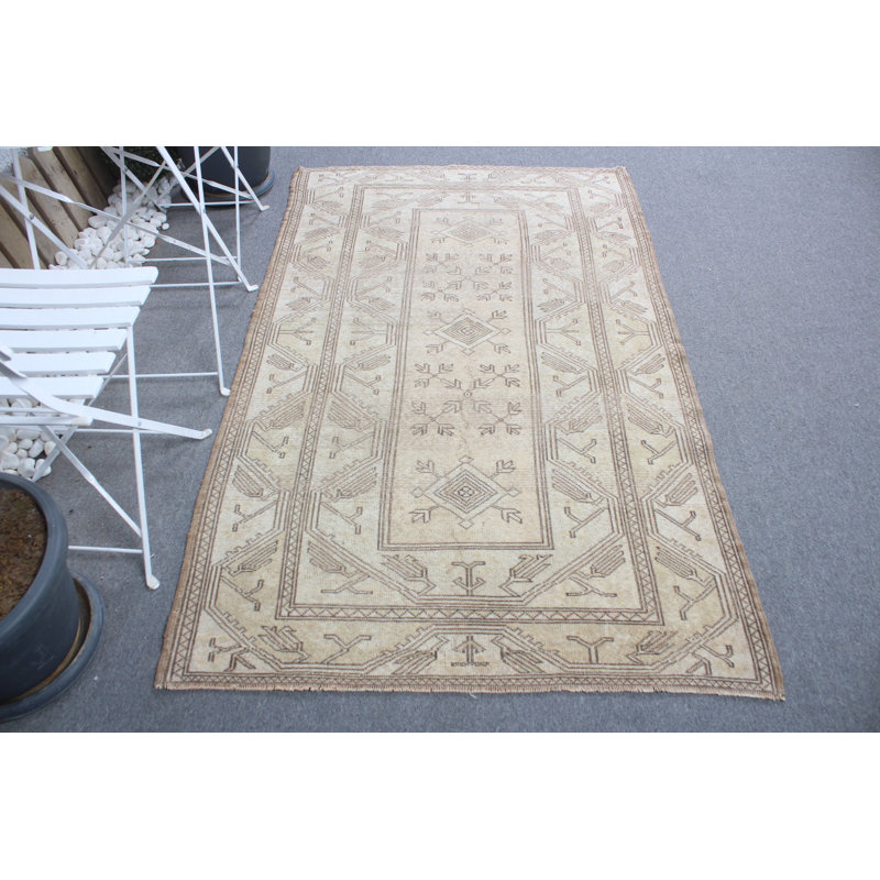 Tapis beige rétro vintage idéal pour les chambres à coucher et les dortoirs avec un design moderne