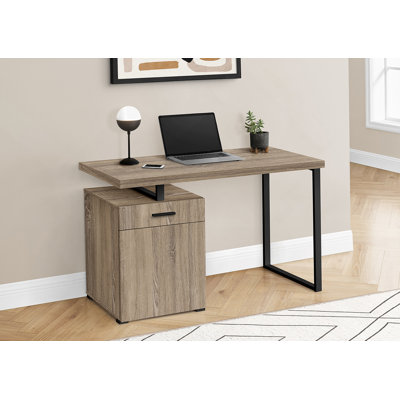 Bureau d'ordinateur contemporain contemporain avec rangement réglable et surface de travail spacieuse, idéal pour les espaces de travail modernes et flexibles.