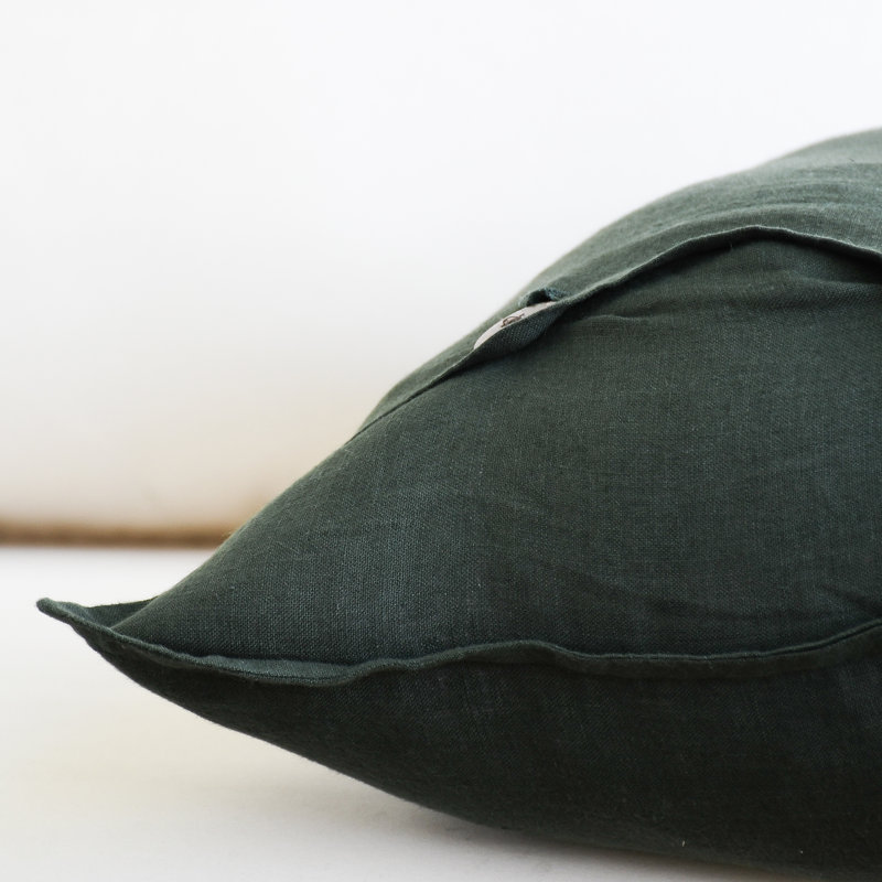 Housse de coussin vert foncé 100 % lin avec fermeture à 3 boutons au dos, H 20 po x l 20 po