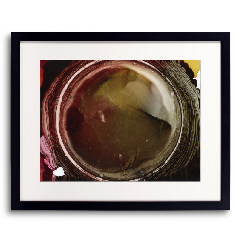 Lentille foncée par KC Pollak - impression, Papier avec cadre noir, H 17,25 po x l 21,25 po