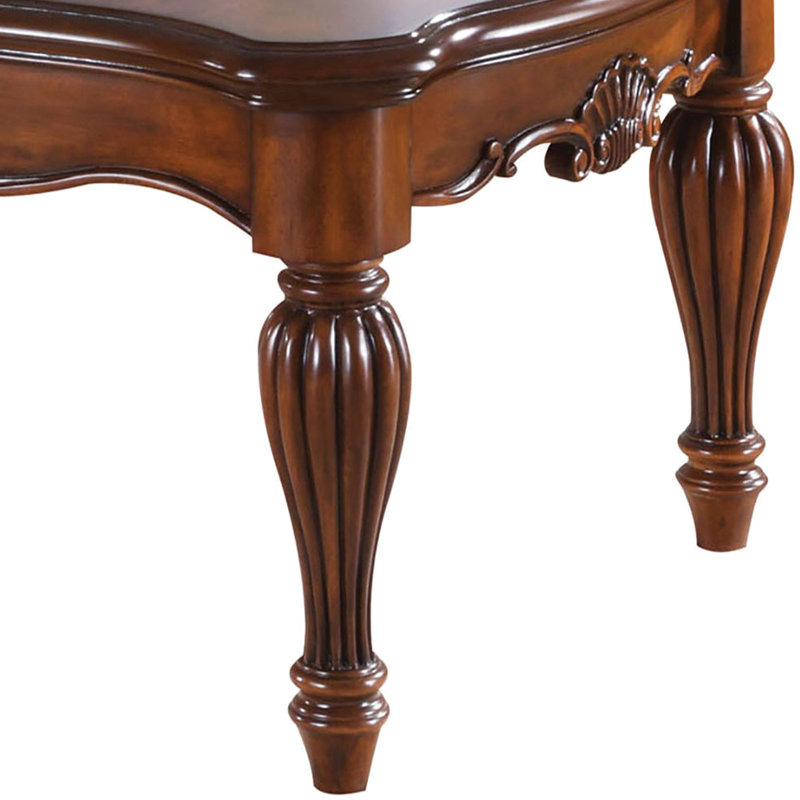 Table basse en cerisier chaud avec pieds élégants, look classique pour la décoration de la maison