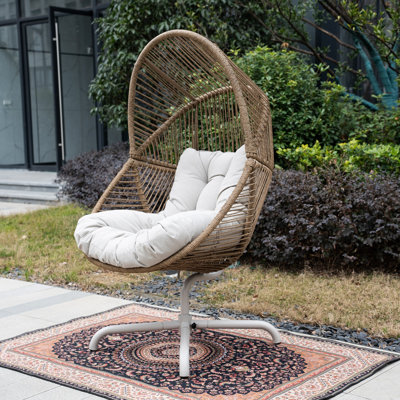 Fauteuil à œufs en osier avec support pivotant