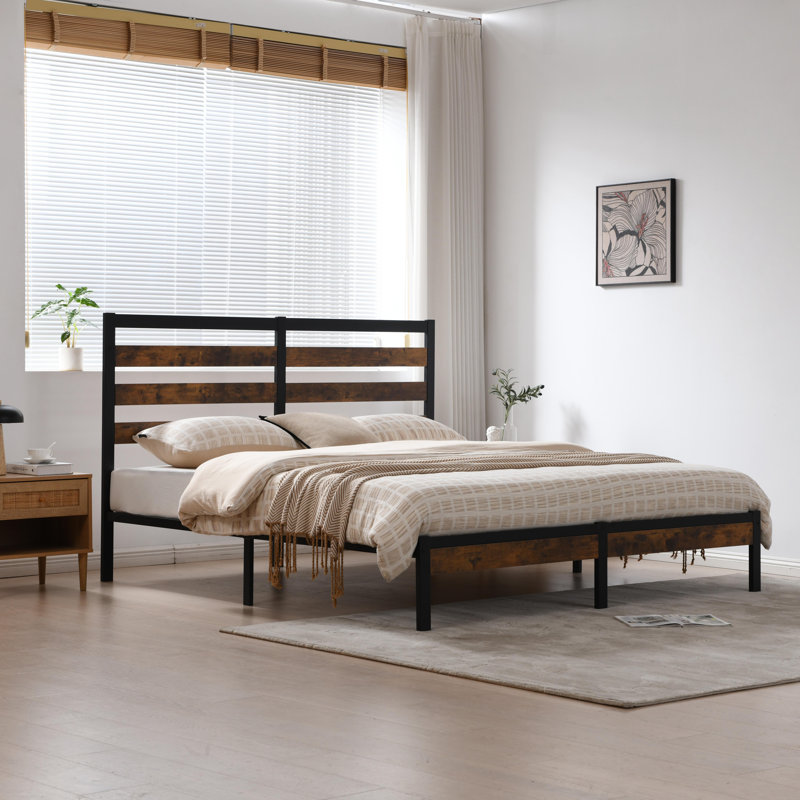 Base de lit plateforme Mayghan avec tête et pied de lit en bois, Très grand, Brun rustique