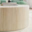 Table basse en faux travertin avec motif en relief accrocheur, travertin