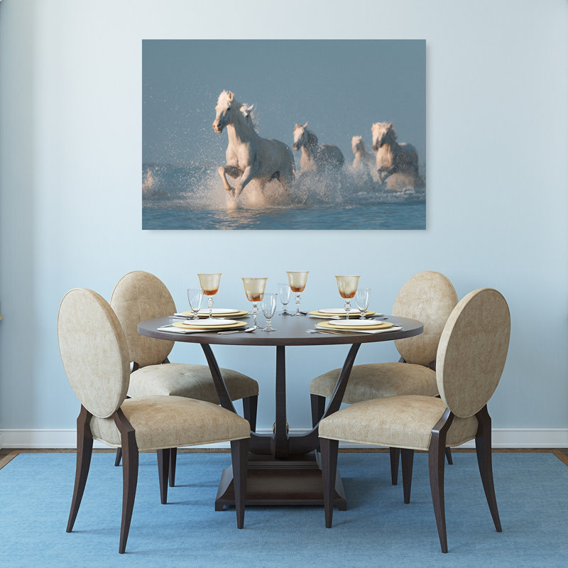 Chevaux blancs qui courent dans la nature, 32" H x 48" W