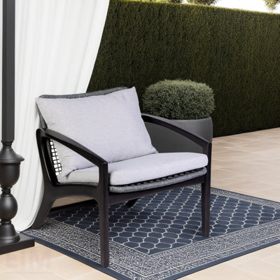 Chaise d'extérieur Liora en bois d'eucalyptus foncé et corde grise avec coussins blancs, assise de patio durable et confortable