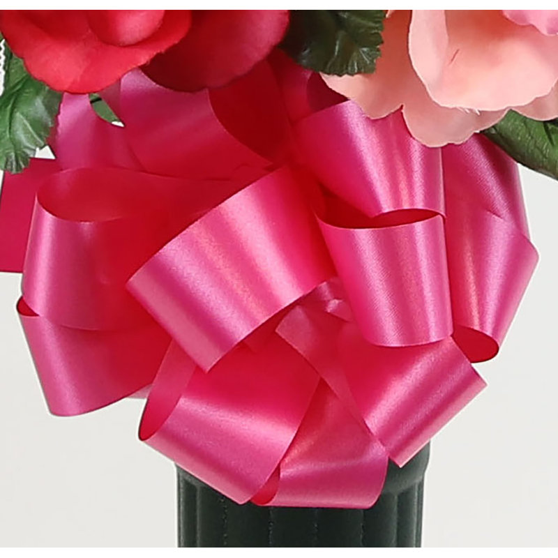 Arrangement de roses dans un vase en cône