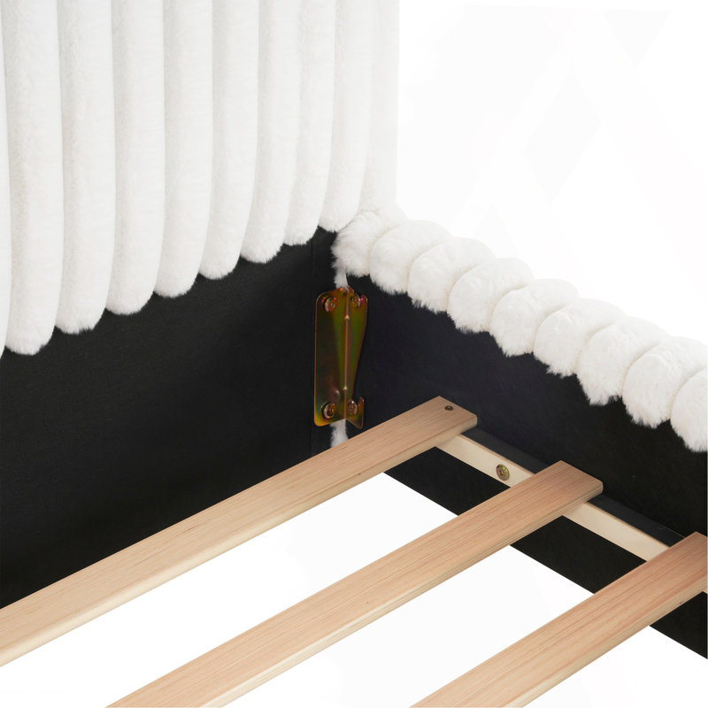 Lit tapissier épuré blanc avec tête de lit ondulée et coutures verticales, Très grand lit