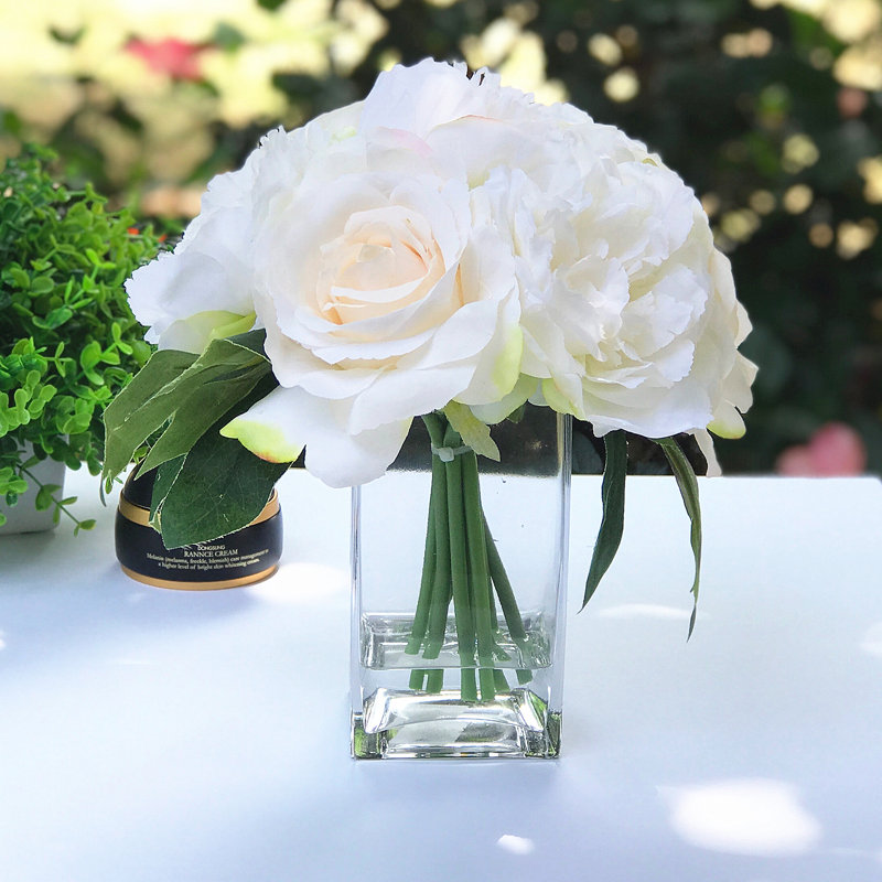 Agencements de fleurs pivoine et maîtresses en vase