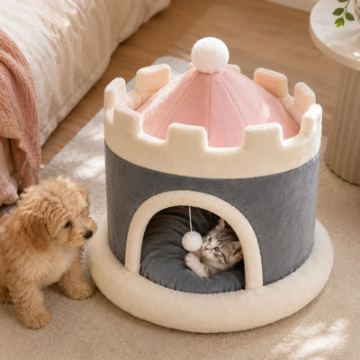 Mignon lit pour animal de compagnie semi-fermé en forme de château, grotte pour chat en peluche chaude avec jouet à pompon suspendu, niche pour animal de compagnie douce et épaisse, nid d'hiver douillet pour chatons, petits chiens de taille moyenne, abri pour animaux de compagnie de style princesse décoratif