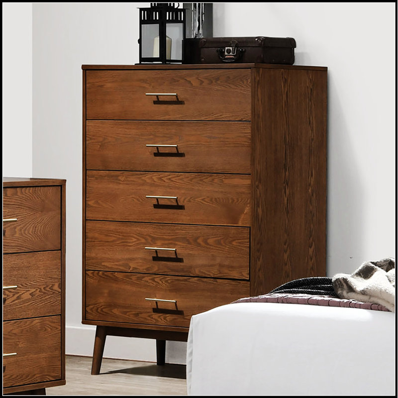 Commode à 5 tiroirs en noyer avec fabrication en bois massif, poignées en nickel et pieds fuselés ronds pour les chambres à coucher modernes