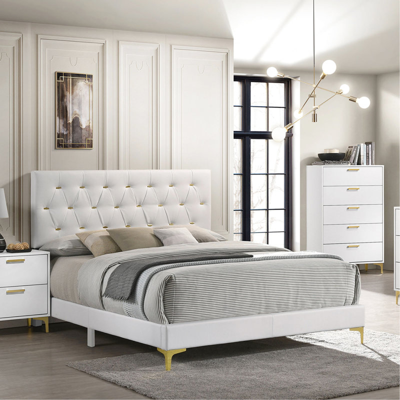Lit à panneau tapissier blanc avec coutures en losange, capitonnage à barre dorée et style contemporain épuré avec revêtement, plaques en métal, doux