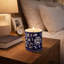 Bougie parfumée en céramique avec couvercle Beverly Beach pour bibliothèque - décor moderne pour table basse, chambre à coucher ou salon - 6 po, blanc et bleu